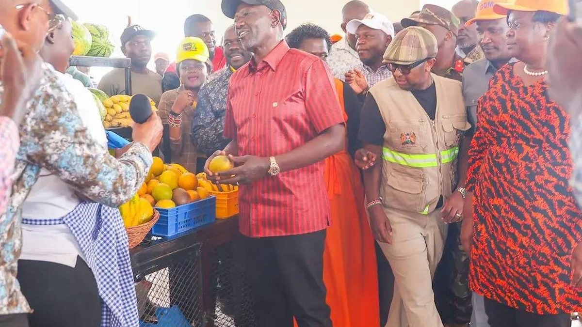 William Ruto speaks with traders at a market during his Homa Bay visit.